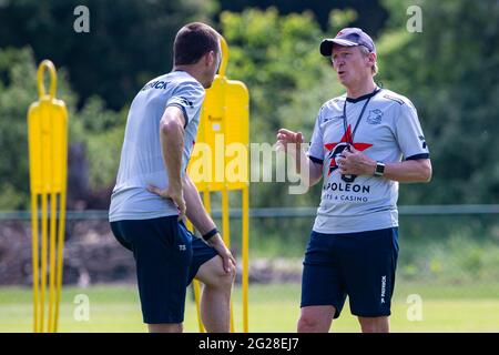 Timmy Simons, assistente di Essevee, e il capo allenatore di Essevee, Francky Dury, hanno raffigurato durante la prima sessione di allenamento per la nuova stagione 2021-2022 o Foto Stock