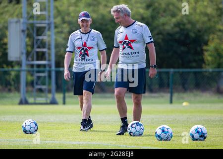 Il capo allenatore di Essevee, Francky Dury, e il nuovo allenatore fisico di Essevee, Gino Caen, hanno raffigurato durante la prima sessione di allenamento per la nuova stagione 2021-2022 o Foto Stock