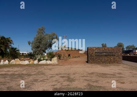 Un centro di interpretazione con informazioni e un modello di vita per il dinosauro muttaburrasaurus scoperto vicino alla città di Muttaburra in Australia. Foto Stock