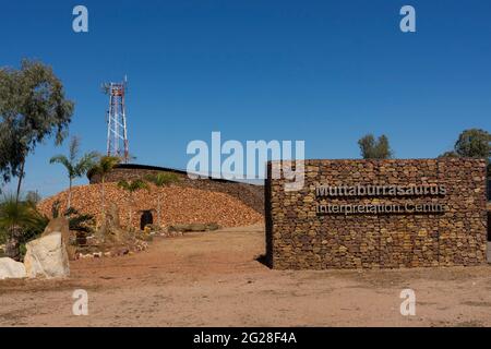 Un centro informazioni e un modello a grandezza naturale del dinosauro muttaburrasaurus preistorico scoperto vicino alla città di Muttaburra, nel Queensland. Foto Stock