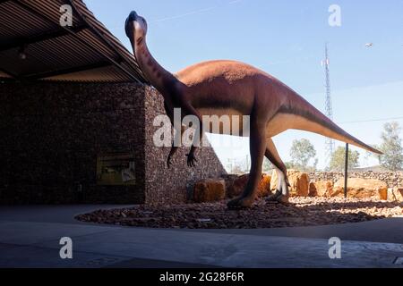Lo scheletro fossilizzato di un nuovo dinosauro è stato scoperto nei pressi della piccola città di Muttaburra nell'Outback Queensland e dato il nome muttaburrasaurus. Foto Stock