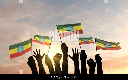 Silhouette di armi alzate sventolando una bandiera di Etiopia con orgoglio. Rendering 3D Foto Stock