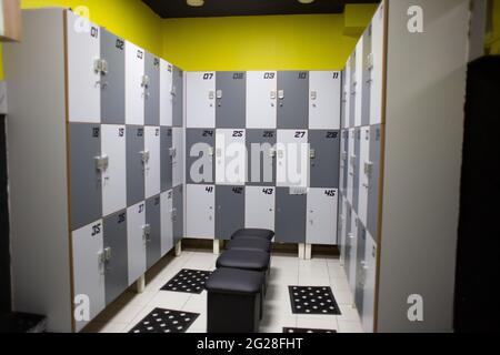 Primo piano di armadietti numerati in uno spogliatoio Foto Stock