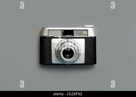 Vecchia fotocamera analogica vintage su sfondo grigio.concept fotografo Foto Stock