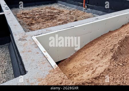 costruzione e isolamento di fondazioni con polistirolo Foto Stock