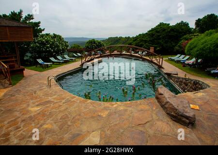 Lodge turistico costruito tra gli alberi al Lago Manyara National Park un parco nazionale nella regione di Arusha, Repubblica unita di Tanzania Foto Stock