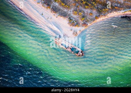 Vecchio relitto in cemento armato chiatta abbandonato stand sulla spiaggia La costa del Mar Nero in Ucraina Foto Stock