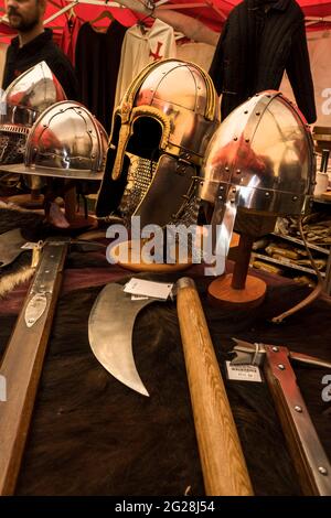 Esposizione di caschi medievali replica, armi e abbigliamento in vendita presso l'Abbazia Medieval Festival, Caboolture, Queensland, Australia. Foto Stock
