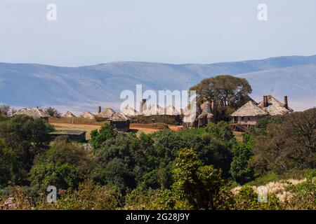 Lodge turistico costruito tra gli alberi al Lago Manyara National Park un parco nazionale nella regione di Arusha, Repubblica unita di Tanzania Foto Stock