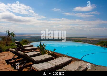 Lodge turistico costruito tra gli alberi al Lago Manyara National Park un parco nazionale nella regione di Arusha, Repubblica unita di Tanzania Foto Stock