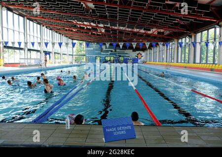 Da questo mercoledì, le piscine al coperto, chiuse dallo scorso settembre, riaprono per tutti, con un calibro del 50%. Ma con un protocollo sanitario ancora un po 'restrittivo a causa dell'epidemia di Covid presso la piscina Guy Bey a Meudon, Francia il 9 giugno 2021. Foto di Marie Hubert Psaita / ABACAPRESS.COM Foto Stock