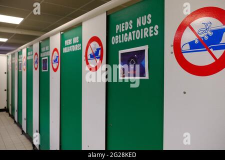 Da questo mercoledì, le piscine al coperto, chiuse dallo scorso settembre, riaprono per tutti, con un calibro del 50%. Ma con un protocollo sanitario ancora un po 'restrittivo a causa dell'epidemia di Covid presso la piscina Guy Bey a Meudon, Francia il 9 giugno 2021. Foto di Marie Hubert Psaita / ABACAPRESS.COM Foto Stock