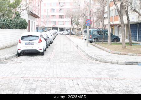strada trasversale e auto parcheggiate Foto Stock