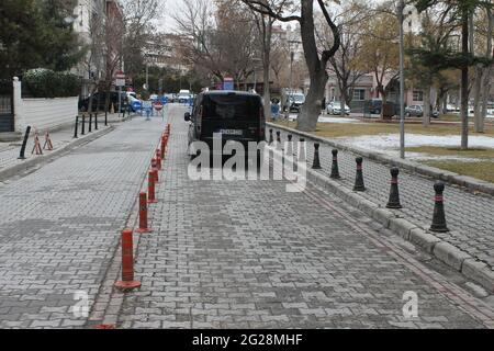 strada trasversale e auto parcheggiate Foto Stock