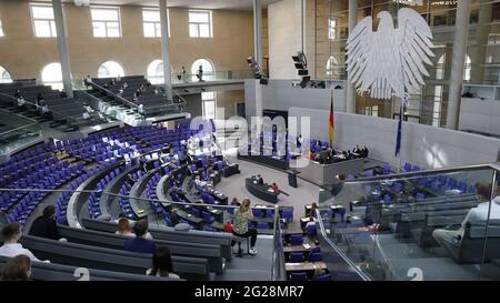 Berlino, Germania, 9 giugno 2021. La 232a sessione plenaria del Bundestag tedesco. Il Parlamento ha sede nell'edificio del Reichstag dal 1999. Lo storico edificio Reichstag, situato sulla Platz der Republik 1 di Berlino, nel quartiere di Mitte, è stato modernizzato su progetto di Sir Norman Foster ed è considerato il luogo di nascita del parlamentarismo tedesco. Credit: Juergen Nowak / Alamy Live News Foto Stock