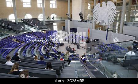 Berlino, Germania, 9 giugno 2021. La 232a sessione plenaria del Bundestag tedesco. Il Parlamento ha sede nell'edificio del Reichstag dal 1999. Lo storico edificio Reichstag, situato sulla Platz der Republik 1 di Berlino, nel quartiere di Mitte, è stato modernizzato su progetto di Sir Norman Foster ed è considerato il luogo di nascita del parlamentarismo tedesco. Credit: Juergen Nowak / Alamy Live News Foto Stock