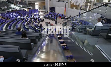 Berlino, Germania, 9 giugno 2021. La 232a sessione plenaria del Bundestag tedesco. Il Parlamento ha sede nell'edificio del Reichstag dal 1999. Lo storico edificio Reichstag, situato sulla Platz der Republik 1 di Berlino, nel quartiere di Mitte, è stato modernizzato su progetto di Sir Norman Foster ed è considerato il luogo di nascita del parlamentarismo tedesco. Credit: Juergen Nowak / Alamy Live News Foto Stock