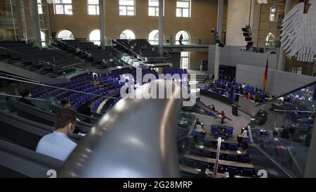 Berlino, Germania, 9 giugno 2021. La 232a sessione plenaria del Bundestag tedesco. Il Parlamento ha sede nell'edificio del Reichstag dal 1999. Lo storico edificio Reichstag, situato sulla Platz der Republik 1 di Berlino, nel quartiere di Mitte, è stato modernizzato su progetto di Sir Norman Foster ed è considerato il luogo di nascita del parlamentarismo tedesco. Credit: Juergen Nowak / Alamy Live News Foto Stock