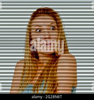 Immagine migliorata digitalmente di una giovane ragazza sorpresa illuminata attraverso le tende dell'otturatore Foto Stock