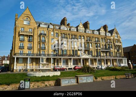 Ramsgate, Regno Unito - 28 maggio 2021: L'estremità occidentale del Granville Hotel sulla Victoria Parade Foto Stock