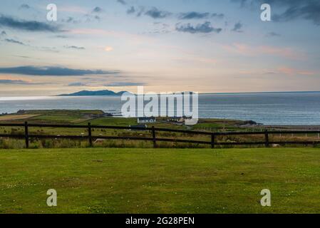 Foto che si affaccia su un allevamento di pecore sulla costa del Mare d'Irlanda. Foto Stock
