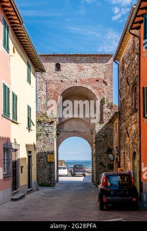 L'antica porta Nuova del XVI secolo nel centro storico di Montecarlo, Lucca, Italia Foto Stock