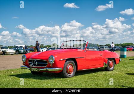 1956 Mercedes 190 SL all'evento estivo Bicester Heritage Center domenica scramble. Oxfordshire, Inghilterra Foto Stock