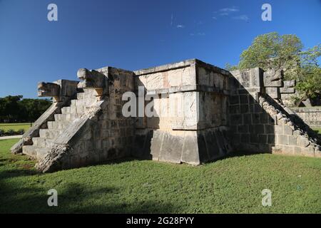 Piattaforma delle Jaguar e Aquile a Chichen Itza Foto Stock
