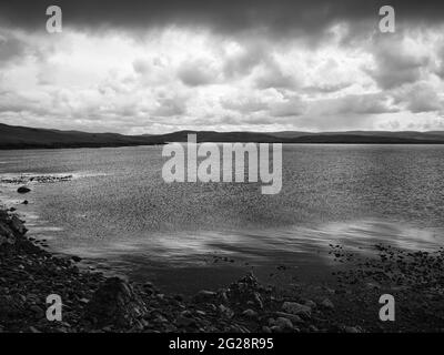 Una vista sgranata, nera e bianca di mare e nuvole da Outrabister su Lunna Ness, Shetland, Regno Unito Foto Stock