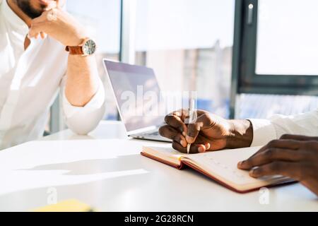 Due lavoratori d'ufficio multirazziali al briefing mattutino Foto Stock