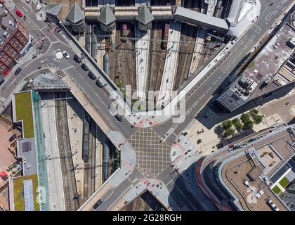 Birmingham New Street Grand Central Station England Vista aerea del centro città con crocevia stazione ferroviaria. Grandi treni hub di trasporto alla piattaforma Foto Stock