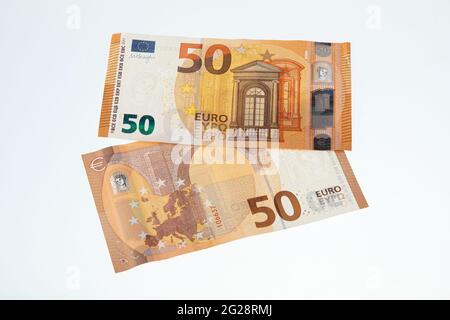Su entrambi i lati di una cinquantina di banconote in euro su sfondo bianco Foto Stock