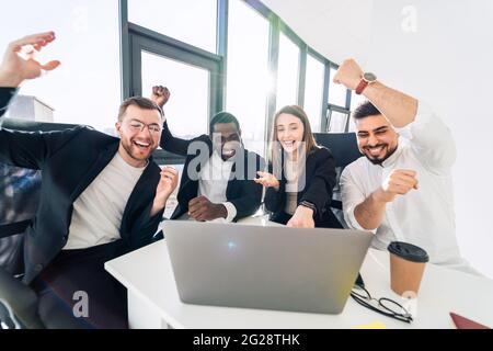Gruppo di uomini d'affari multirazziali che celebrano il successo Foto Stock