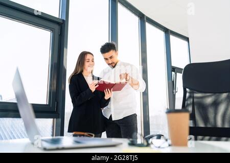 La segretaria mostra il programma delle riunioni di affari al suo capo Foto Stock