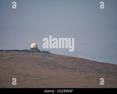 La cupola radar e annessi presso la RAF Radar remota testa (POSTDX) Saxa Vord, sull'isola di Unst delle Shetland, Scotland, Regno Unito. Foto Stock