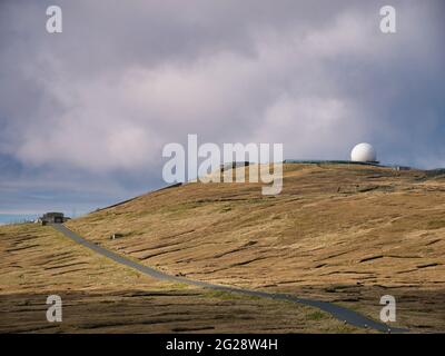 La cupola radar e annessi presso la RAF Radar remota testa (POSTDX) Saxa Vord, sull'isola di Unst delle Shetland, Scotland, Regno Unito. Foto Stock