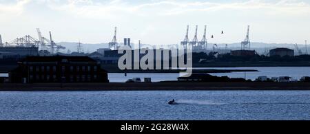 Calshot Spit,Water,Fawley,Oil,Refinery,New Forest,Southampton,Water,The Solent,Cowes,Isle of Wight,England,UK Foto Stock