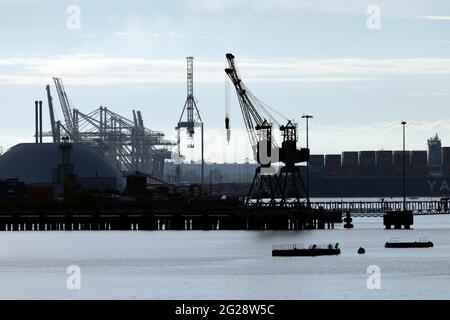 Silhouette, moli, banchine, gru, nave, Yang Ming, Box, container, Porto, banchine, Southampton, acqua, il Solent, Cowes, isola di Wight, Inghilterra, Regno Unito Foto Stock