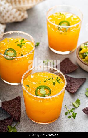Ananas e mango margarita con patatine e guacamole Foto Stock