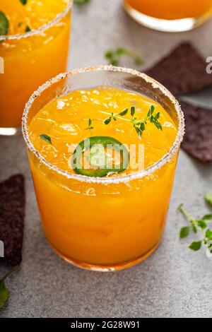 Ananas e mango margarita con patatine e guacamole Foto Stock