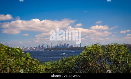 WATSONS BAY, AUSTRALIA - Apr 02, 2021: Lady Bay, Sydney Heads, Australia - Aprile 02 2021: UNA vista dal South Heads Heritage Trail attraverso Lady Bay a t Foto Stock