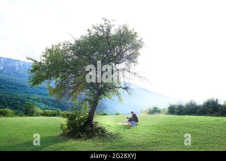 Un pic-nic con la splendida vista sulle montagne Foto Stock