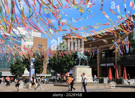 La tettoia di nastri arcobaleno copre la piazza Broadgate, per celebrare lo status di Città della Cultura britannica di Coventry, lanciato il 4 giugno 2021. Foto Stock