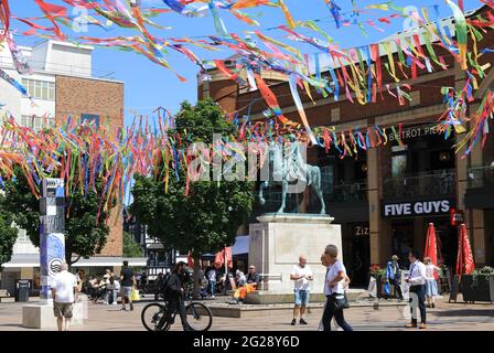 La tettoia di nastri arcobaleno copre la piazza Broadgate, per celebrare lo status di Città della Cultura britannica di Coventry, lanciato il 4 giugno 2021. Foto Stock