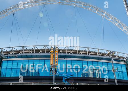 Wembley Stadium, Wembley Park, Regno Unito. 9 giugno 2021. I lavoratori hanno messo il tocco finale allo stadio di Wembley prima dell'inizio di Euro 2020. Rinviato di un anno come la pandemia di Coronavirus colpito in tutto il mondo nel 2020, il Campionato europeo di calcio UEFA inizia l'11 giugno 2021, con lo Stadio Wembley che ospita il suo primo match, Inghilterra / Croazia, il 13 giugno 2021. Rinviato di un anno come la pandemia di Coronavirus colpito in tutto il mondo nel 2020, il torneo inizia in 3 giorni, 11 giugno 2021, con Wembley Stadium che ospita la sua prima partita, Inghilterra / Croazia, il 13 giugno 2021. Amanda Rose/Alamy Live News Foto Stock
