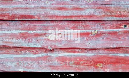 Astratto sfondo rosso invecchiato per la vostra pubblicità. La consistenza di un antico legno con vernice rossa spaccata. Le vecchie pareti in legno sono dipinte. Visualizza da Foto Stock