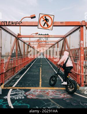 Pista ciclabile sul Williamsburg Bridge, a Brooklyn, New York City Foto Stock