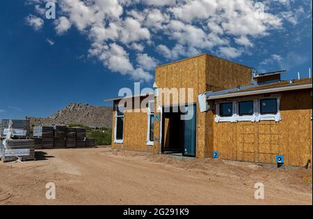 Immagine paesaggistica di una nuova casa personalizzata in costruzione nel Nord Scottsdale AZ con cielo grande e mountins in background. Foto Stock