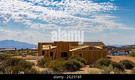 Immagine paesaggistica di nuove case personalizzate in costruzione nel Nord Scottsdale AZ con grande cielo di fondo. Foto Stock