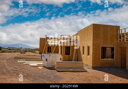 Immagine paesaggistica di una nuova casa personalizzata in costruzione nel Nord Scottsdale AZ con grande cielo di fondo. Foto Stock